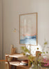 Cuadro decorativo de estilo abstracto y minimalista colocado en salón, paisaje abstracto en acuarela suave, modelo Watercolor Landscape II