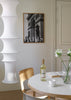 Cuadro decorativo de estilo blanco_y_negro y fotografía colocado en sala, fotografía en blanco y negro del Arco del Triunfo en París, modelo París III