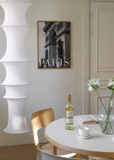 Cuadro decorativo de estilo blanco_y_negro y fotografía colocado en sala, fotografía en blanco y negro del Arco del Triunfo en París, modelo París III