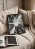 Wandbild mit Wolkenkratzern in aufsteigender Perspektive, Glas- und Stahlfassaden, urbanen Linien in Weiß, Schwarz und Grau, im modernen architektonischen Stil. Erhältlich auf kudeko.com