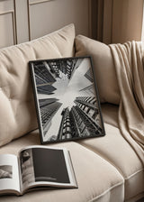 Wandbild mit Wolkenkratzern in aufsteigender Perspektive, Glas- und Stahlfassaden, urbanen Linien in Weiß, Schwarz und Grau, im modernen architektonischen Stil. Erhältlich auf kudeko.com