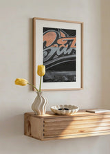 Cuadro decorativo de estilo blanco_y_negro y fotografía colocado en salón, fotografía de graffiti urbano en tonos negro, gris y naranja, modelo Graffiti 2