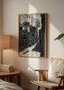 Wandbild mit urbaner Schwarz-Weiß Szene, Mädchen beim Seilspringen, alten Gebäuden, aufgehängter Wäsche, seitlichem Licht und dokumentarischem fotografischem Stil. Erhältlich auf kudeko.com