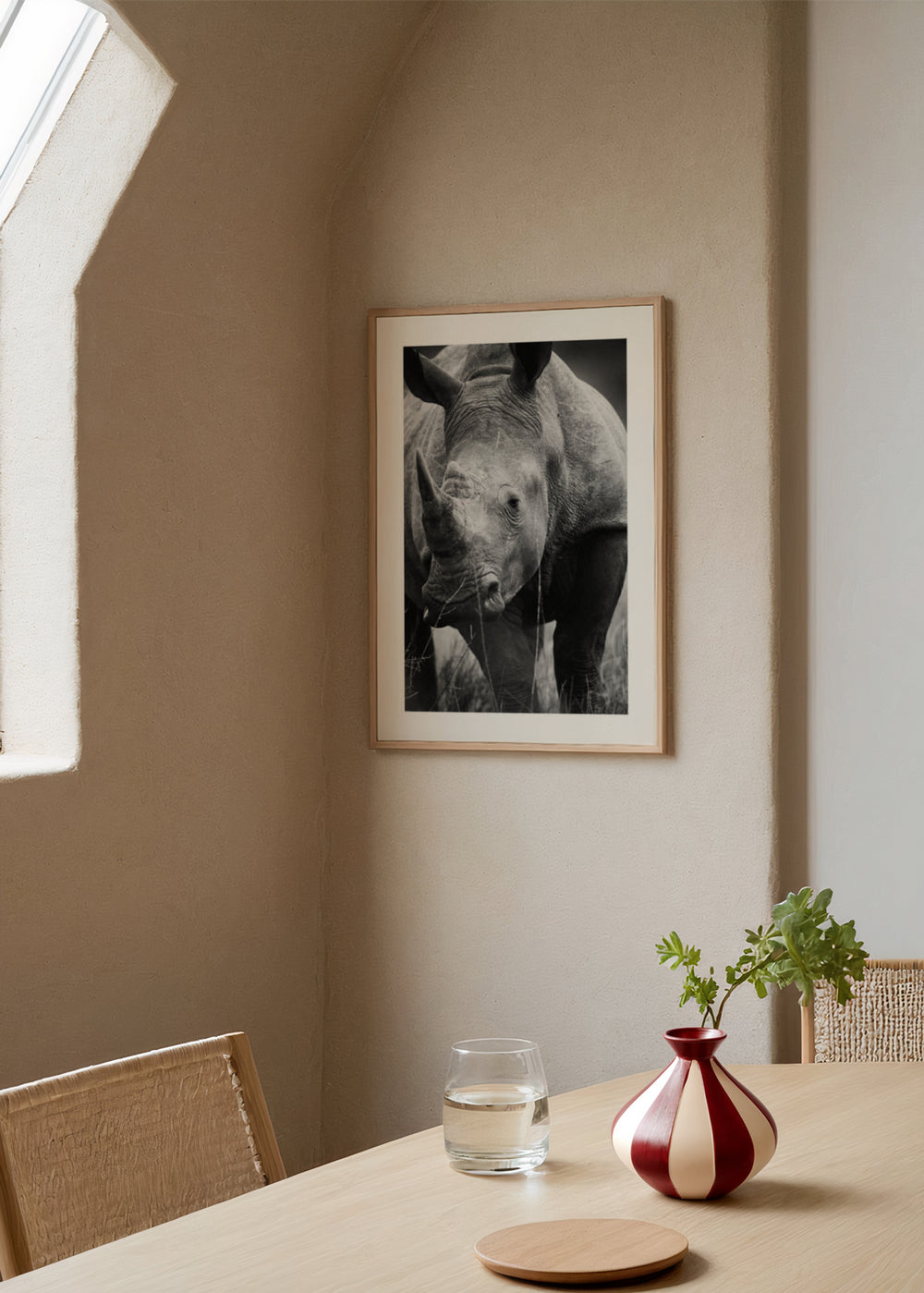 Cuadro decorativo de estilo blanco_y_negro y fotografía colocado en salón, fotografía en blanco y negro de rinoceronte salvaje, modelo Salvaje Rinoceronte