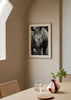 Wandbild mit Nashorn in Nahaufnahme, markantem Horn, grauer strukturierter Haut, unscharfem Naturhintergrund und elegantem fotografischem Schwarz-Weiß-Stil. Erhältlich auf kudeko.com
