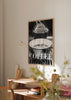 Gerahmtes Wandbild mit Espressotasse, eingeschenktem Kaffee aus der Maschine, in Schwarz-Weiß, mit klarem Kontrast, fotografischem Stil und sichtbarer Typografie. Erhältlich auf kudeko.com