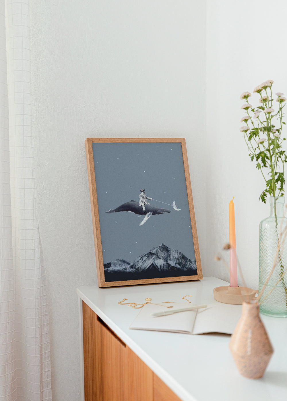 Cuadro decorativo de estilo blanco_y_negro y minimalista colocado en dormitorio, niño sobre ballena con luna en cielo estrellado, modelo Aim for the moon