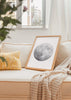 Cuadro decorativo de estilo blanco_y_negro y minimalista colocado en dormitorio, luna llena en blanco y negro, modelo Full Moon