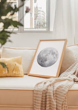 Cuadro decorativo de estilo blanco_y_negro y minimalista colocado en dormitorio, luna llena en blanco y negro, modelo Full Moon
