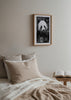 Gerahmtes Wandbild mit Panda zwischen Bambusblättern in Weiß, Schwarz und Grautönen, starkem Kontrast und elegantem Tiermotivstil. Erhältlich auf kudeko.com