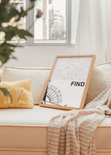 Quadro emoldurado com mapa topográfico de linhas curvas, fundo branco, detalhes a preto, cinzento suave, rosa dos ventos parcial e estilo minimalista contemporâneo. Disponível em kudeko.com