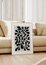 Cuadro decorativo de estilo blanco_y_negro y minimalista colocado en salón, flor abstracta en blanco y negro, modelo Abstract Flower