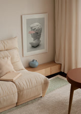 Tableau encadré avec buste classique blanc de profil, fond gris clair, bande rose texturée sur les yeux, cercle fin sur les cheveux, style minimaliste contemporain. Disponible sur kudeko.com
