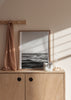 Tableau de mer en noir et blanc avec horizon ouvert, ciel clair, vagues douces et style photographique épuré, dans des tons gris et noirs apaisants. Disponible sur kudeko.com