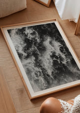 Cuadro decorativo de estilo blanco_y_negro y minimalista colocado en salón, mar abstracto en blanco y negro, modelo B&N Sea III