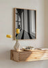 Cuadro decorativo de estilo blanco_y_negro y minimalista colocado en salón, fotografía arquitectónica en blanco y negro con sombras geométricas, modelo Black Line