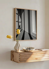 Cuadro decorativo de estilo blanco_y_negro y minimalista colocado en salón, fotografía arquitectónica en blanco y negro con sombras geométricas, modelo Black Line