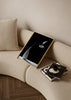 Tableau avec vase blanc stylisé, deux fleurs aux lignes courbes, fond noir profond, nuances grises et style noir et blanc sobre et épuré. Disponible sur kudeko.com