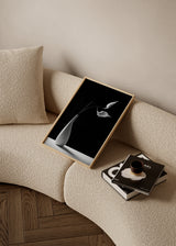Tableau avec vase blanc stylisé, deux fleurs aux lignes courbes, fond noir profond, nuances grises et style noir et blanc sobre et épuré. Disponible sur kudeko.com