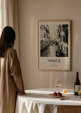 Cuadro decorativo de estilo blanco_y_negro y minimalista colocado en salón, fotografía en blanco y negro de canal en Venecia, modelo Cuadro Venecia