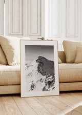 Cuadro decorativo de estilo blanco_y_negro y minimalista colocado en salón, fotografía de montaña nevada en blanco y negro, modelo La Montagna