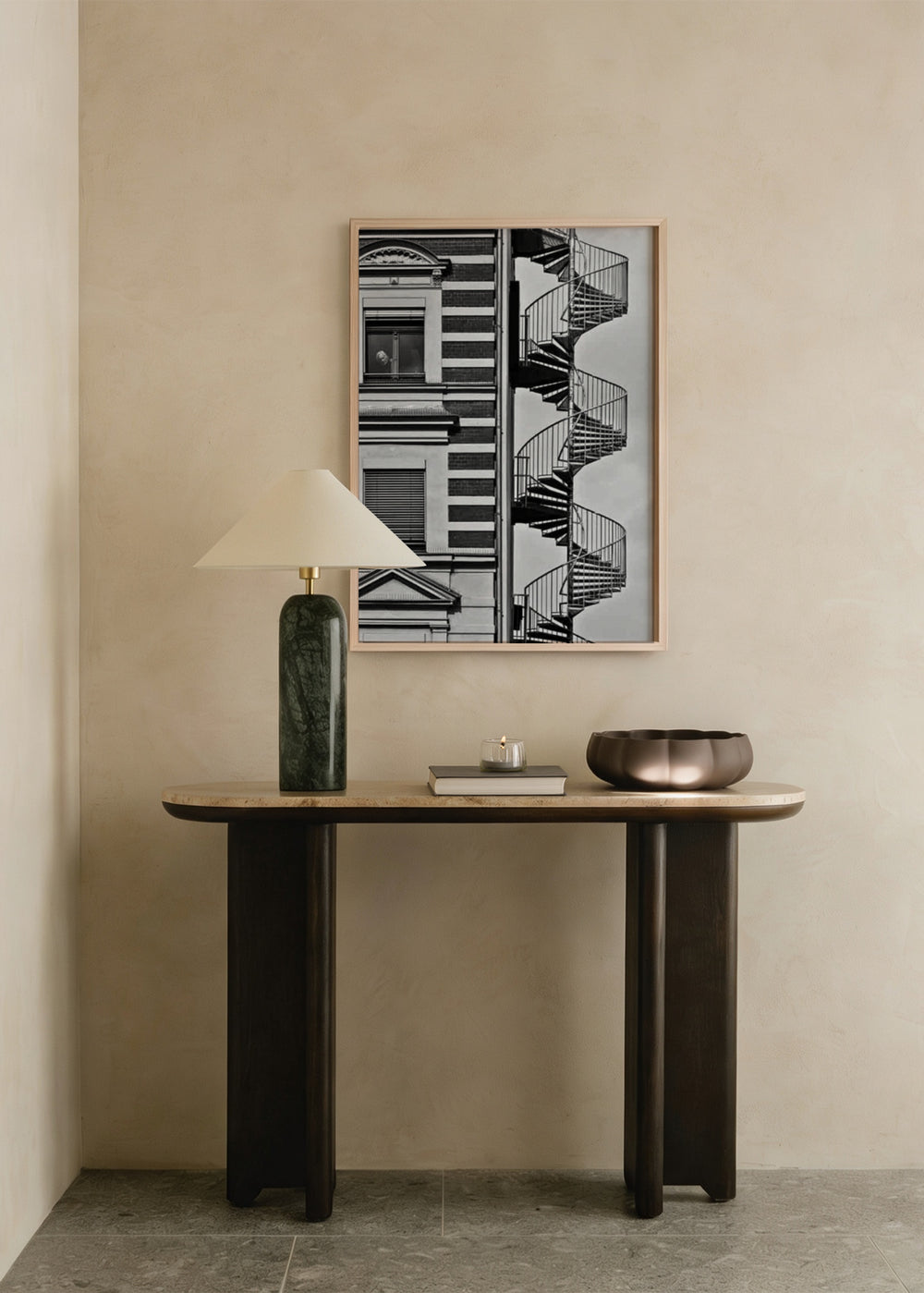 Cuadro decorativo de estilo blanco_y_negro y minimalista colocado en salón, fotografía urbana en blanco y negro con escalera espiral, modelo Lonely Man