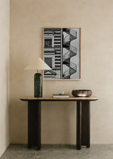 Wandbild mit urbaner Fassade in Schwarzweiß, außenliegender Wendeltreppe, klassischen Fenstern, markanten Architekturlinien und einzelner Figur im fotografischen, zeitgenössischen Stil. Erhältlich auf kudeko.com