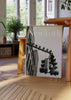 Tableau encadré avec scène urbaine de New York en noir et blanc, façade classique, feu suspendu, pigeons posés, fond clair et style photographique contemporain. Disponible sur kudeko.com