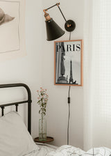 Cuadro decorativo de estilo blanco_y_negro y minimalista colocado en salón, fotografía en blanco y negro de París con la Torre Eiffel, modelo París I