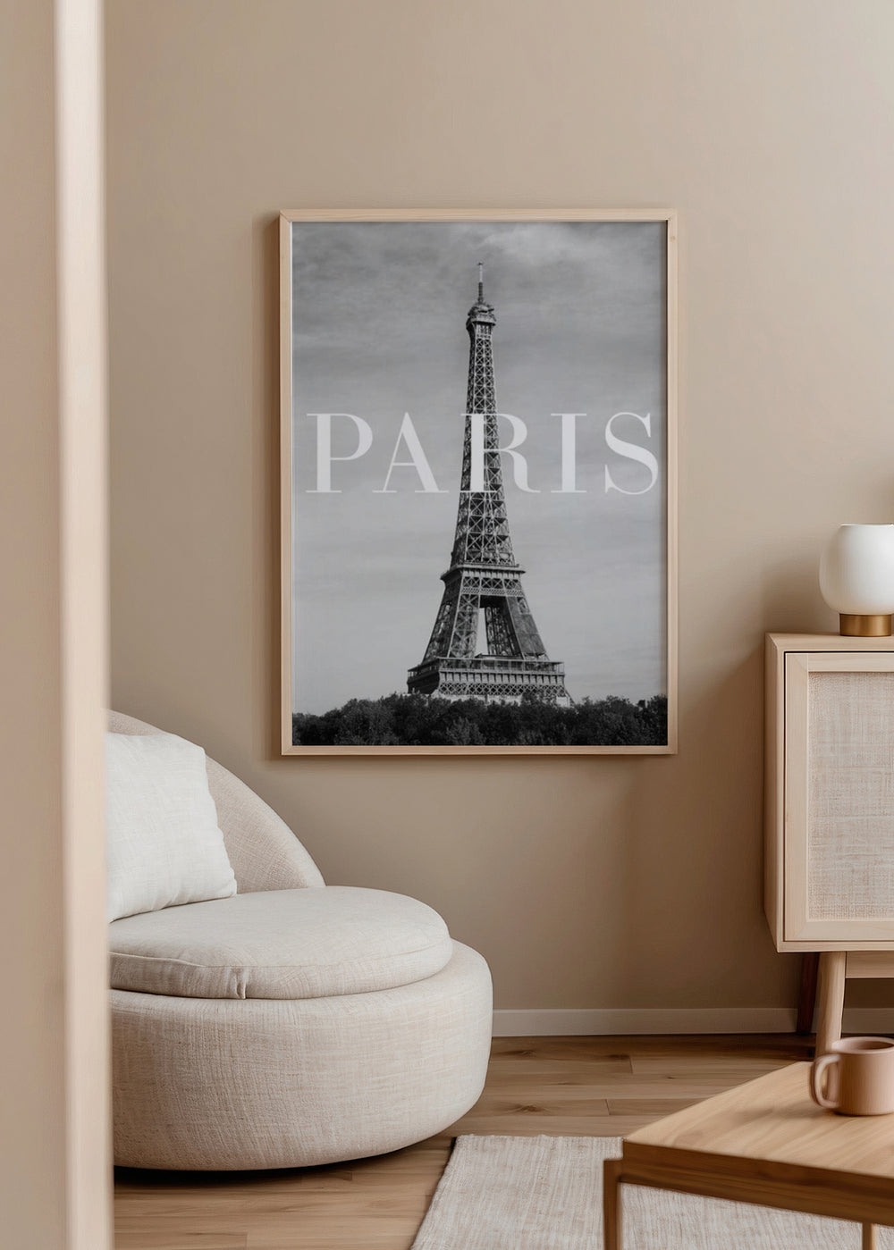 Cuadro decorativo de estilo blanco_y_negro y minimalista colocado en salón, Torre Eiffel en blanco y negro con texto París, modelo París IV
