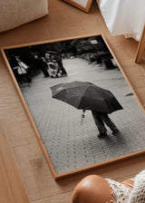 Cuadro decorativo de estilo blanco_y_negro y minimalista colocado en salón, fotografía en blanco y negro de un día lluvioso, modelo Rainy day