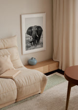 Tableau avec éléphant africain de face parmi les broussailles et la savane, en gris profonds, noir et blanc, dans un style photographique sobre et élégant. Disponible sur kudeko.com