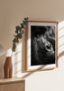 Wandbild mit Gorilla-Nahaufnahme in Schwarz-Weiß, intensivem Blick, dunklem Fell, markanter Gesichtsstruktur und fotografischem Stil. Erhältlich auf kudeko.com