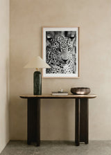 Cuadro decorativo de estilo blanco_y_negro y minimalista colocado en salón, retrato salvaje de guepardo en blanco y negro, modelo Salvaje Guepardo