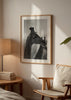 Wandbild mit Giraffe im Profil in Nahaufnahme, in Grau, Schwarz und Weiß, mit unscharfem Hintergrund und fotografischem Stil. Erhältlich auf kudeko.com