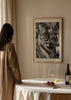 Tableau encadré avec portrait rapproché de tigre, pelage rayé blanc noir et gris, regard intense, fond flou et style photographique élégant. Disponible sur kudeko.com