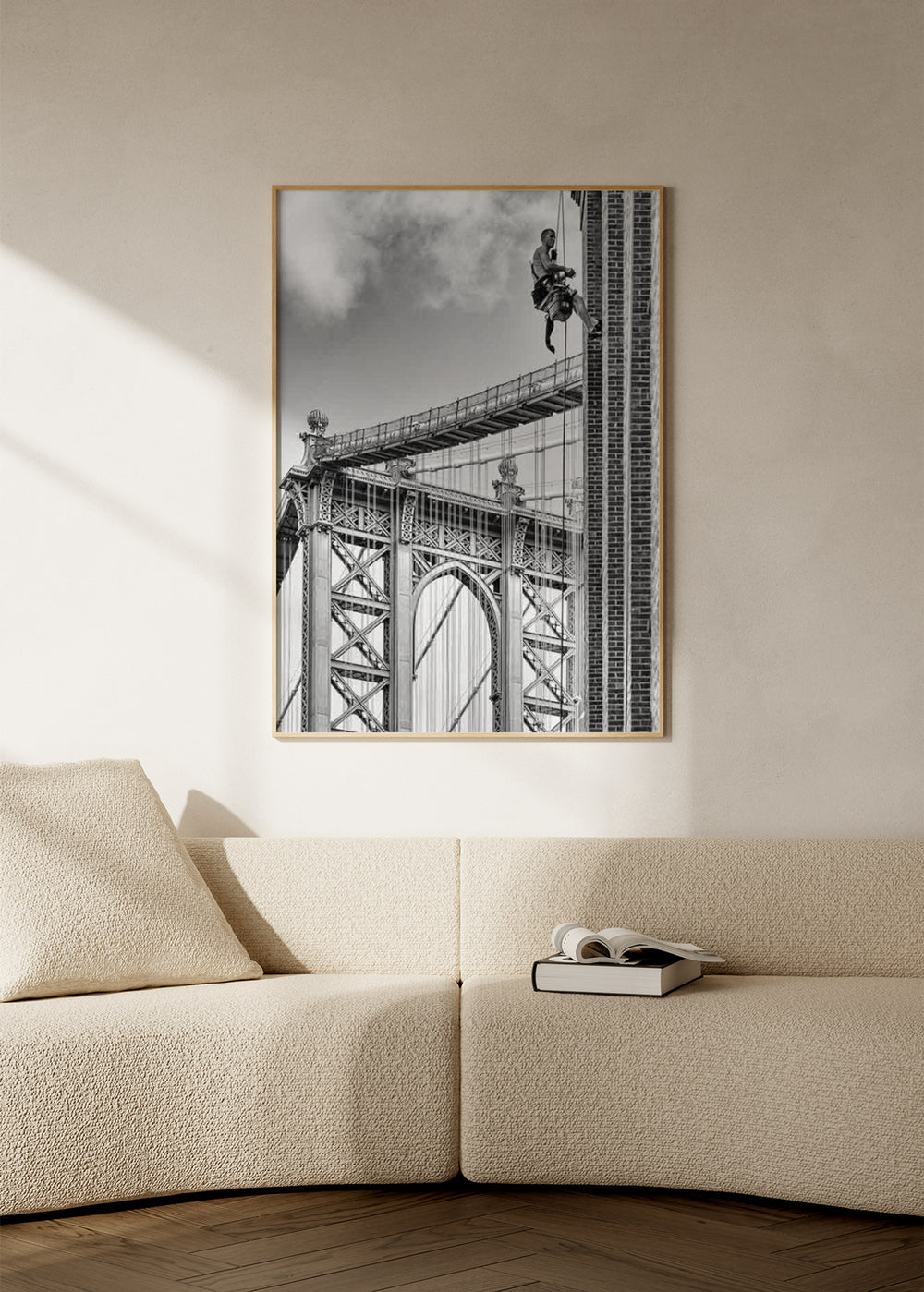 Wandbild der Manhattan Bridge in Schwarz-Weiß mit schwebendem Arbeiter neben einem Backsteingebäude, urbane fotografische Komposition in grauen, schwarzen und weißen Tönen mit New Yorker Stil. Erhältlich auf kudeko.com