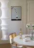 Cuadro decorativo de estilo blanco_y_negro y minimalista colocado en salón, clavadistas surrealistas sobre copa de vino, modelo Your best friends forget you get old
