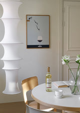 Cuadro decorativo de estilo blanco_y_negro y minimalista colocado en salón, clavadistas surrealistas sobre copa de vino, modelo Your best friends forget you get old