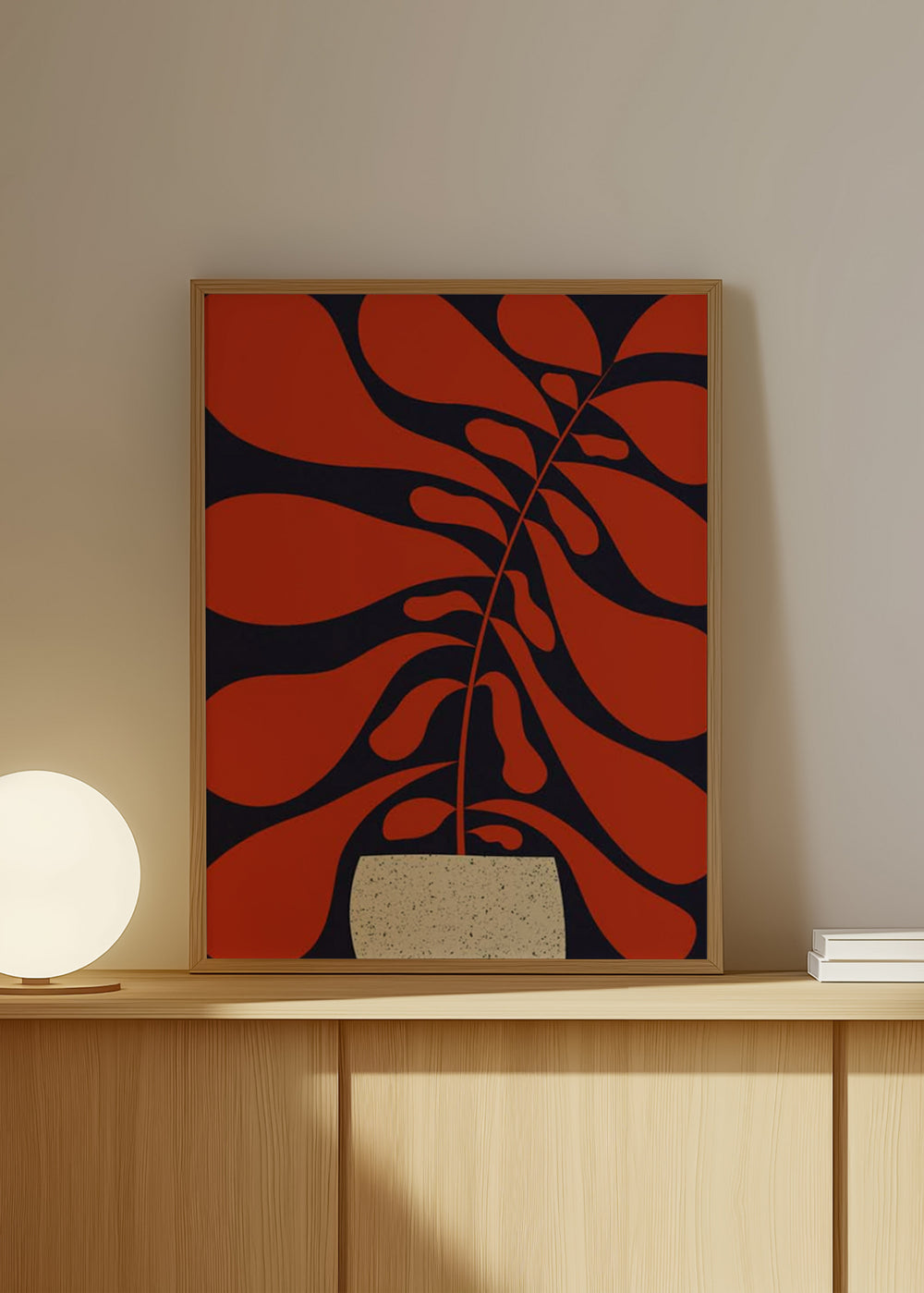 Gerahmtes Wandbild mit dekorativer Pflanze, großen roten Blättern, sehr dunklem blauem Hintergrund, beigefarbenem gesprenkeltem Topf und organischer Komposition im abstrakten Stil. Erhältlich auf kudeko.com