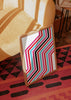 Cuadro decorativo de estilo colorido y abstracto colocado en salón, líneas geométricas de colores vibrantes, modelo Líneas Cromáticas