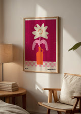 Gerahmtes Wandbild mit großer weißer Blume in orangefarbener Vase, rosa Blütenblättern, fuchsiafarbenem Hintergrund, kreisförmigem Text und grafischem Stil. Erhältlich auf kudeko.com