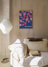 Cuadro decorativo de estilo colorido y ilustración colocado en salón, ilustración floral moderna en rosa y azul, modelo Blossom Collection II