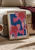 Cuadro decorativo de estilo colorido y ilustración colocado en salón, flores rosas modernas con fondo azul, modelo Blossom Collection VI