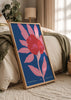 Cuadro decorativo de estilo colorido y minimalista colocado en salón, flor moderna en tonos rosa y azul, modelo Blossom Collection IV