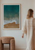 Wandbild mit Luftaufnahme einer Küste, türkises und tiefgrünes Meer, weiße Gischt, warmer beiger Sand, ruhige Komposition im lichtvollen fotografischen Stil. Erhältlich auf kudeko.com