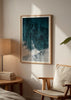 Wandbild mit Luftaufnahme von brechenden Wellen über petrolblauem und türkisem Meer, weißer Gischt und fotografischem Stil mit ruhiger Küstenwirkung. Erhältlich auf kudeko.com