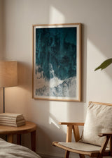 Wandbild mit Luftaufnahme von brechenden Wellen über petrolblauem und türkisem Meer, weißer Gischt und fotografischem Stil mit ruhiger Küstenwirkung. Erhältlich auf kudeko.com