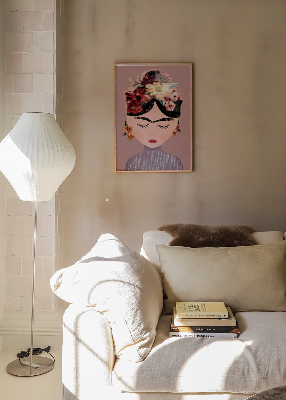 Cuadro decorativo de estilo ilustración y flores colocado en dormitorio, retrato floral inspirado en Frida en tonos pastel, modelo Frida (Pastel Version)