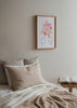 Quadro com silhueta feminina em linhas pretas finas, flores grandes e folhagem em tons de rosa velho e coral sobre fundo branco, de estilo floral delicado e elegante. Disponível em kudeko.com